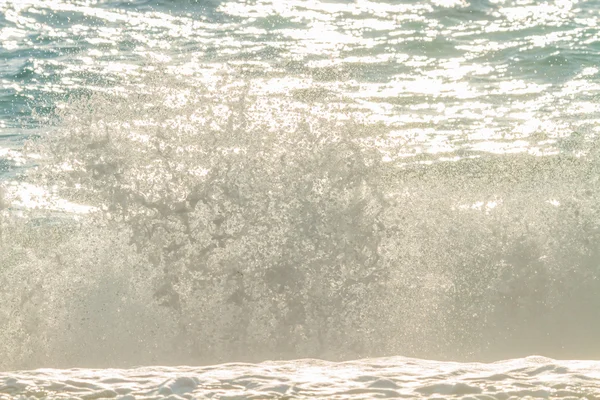ビーチで波が — ストック写真