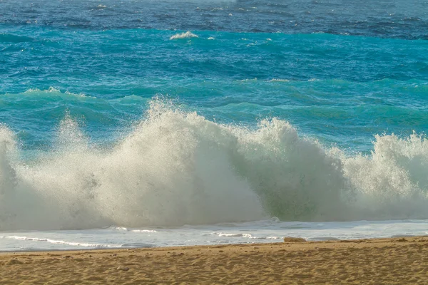 在海洋和沙滩的海浪 — 图库照片