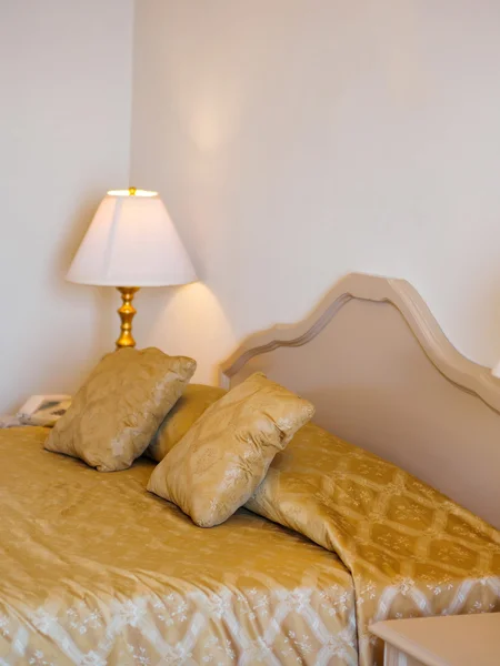 Hotel pokoj postel — Stock fotografie