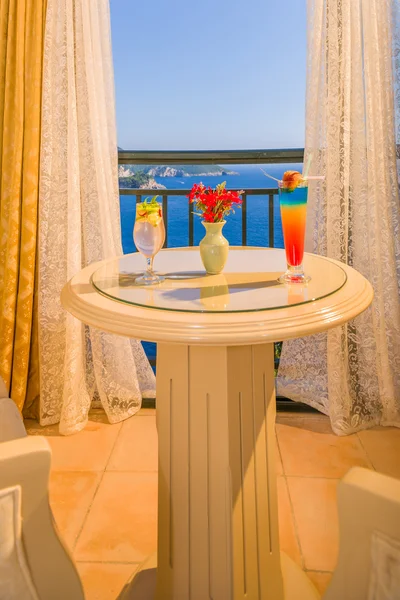 Twee frisse cocktails in de hotelkamer — Stockfoto