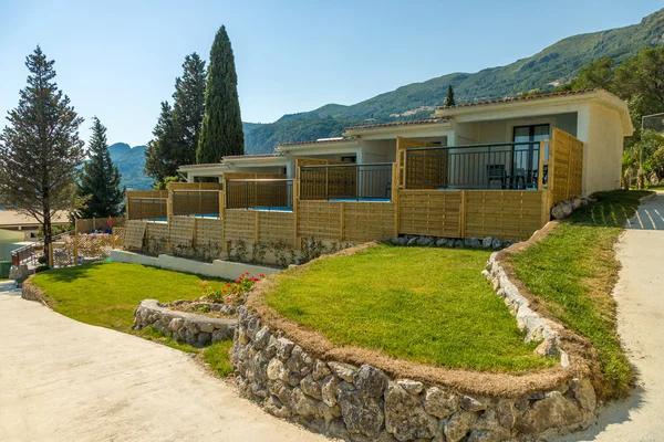 Buitenkant van een luxe villa in Griekse resort — Stockfoto