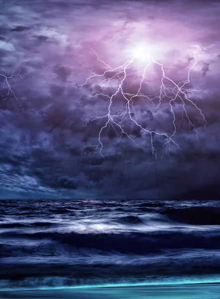 Şimşek, fırtına plaj boyunca yanıp söner — Stok fotoğraf