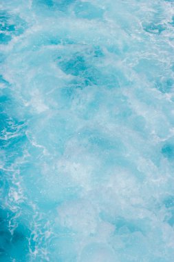 mavi berrak suları içinde uyanmak