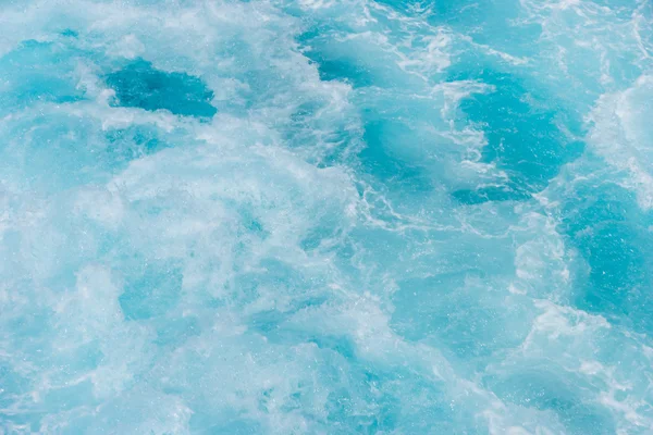 Sveglia in acque cristalline blu — Foto Stock
