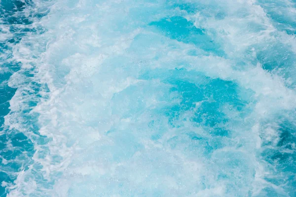 Vakna i blå klara vatten — Stockfoto