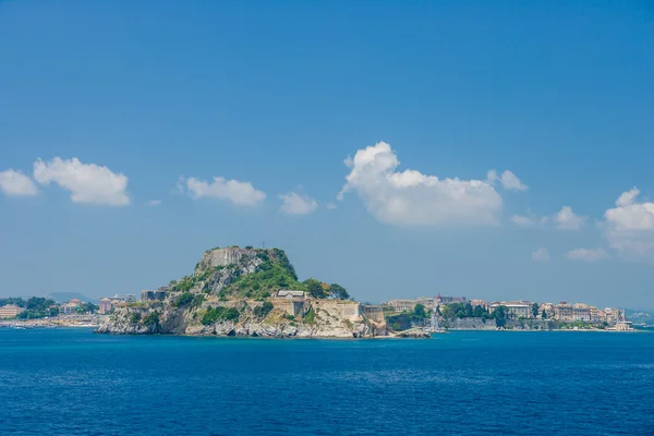 Yunan tapınağı ve Korfu Adası'nda eski kale — Stok fotoğraf