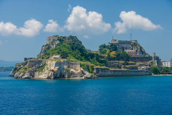 Ελληνικό ναό και το παλιό κάστρο στο νησί της Κέρκυρας — Φωτογραφία Αρχείου