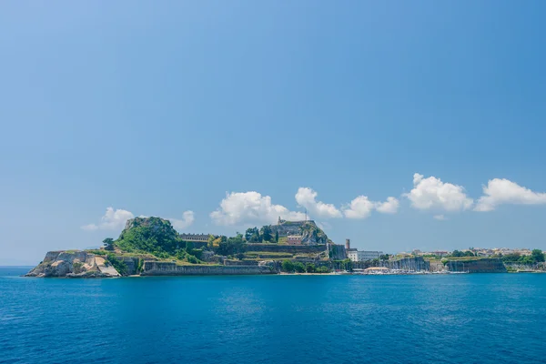 Templo helênico e castelo velho na ilha de Corfu — Fotografia de Stock