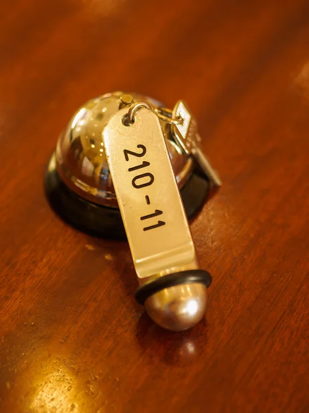 A Hotel bell és kulcs hazudik-ra-a iskolapad — Stock Fotó