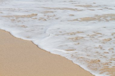 Sahilde deniz dalga yumuşak