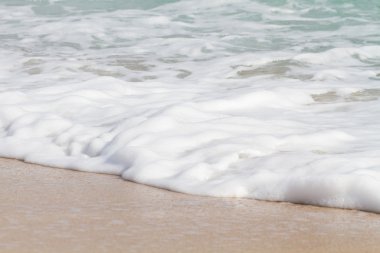 Sahilde deniz dalga yumuşak