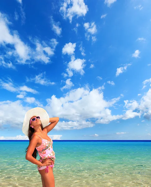 Vrouw op het strand — Stockfoto