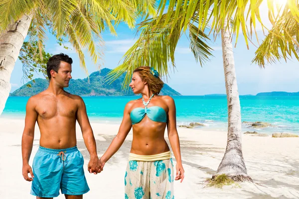 Pareja en la playa tropical — Foto de Stock