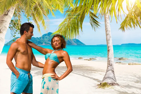 Tropik sahilde couple — Stok fotoğraf