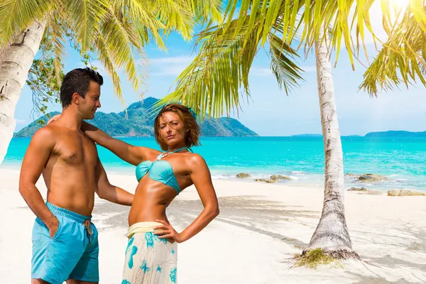 Pareja en la playa tropical — Foto de Stock