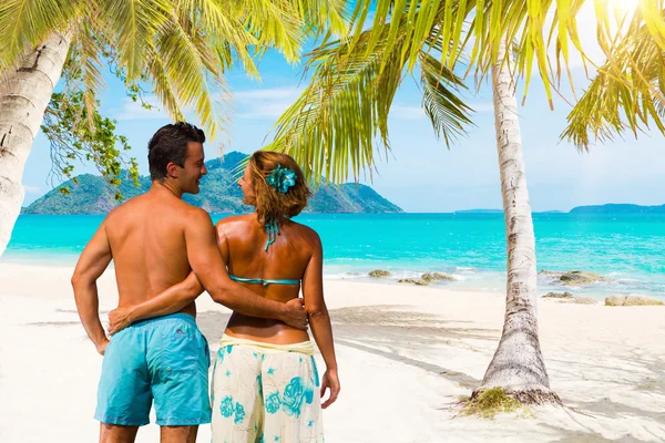 Par på den tropiska stranden — Stockfoto