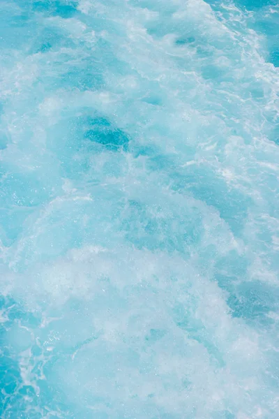 Vakna i blå klara vatten — Stockfoto