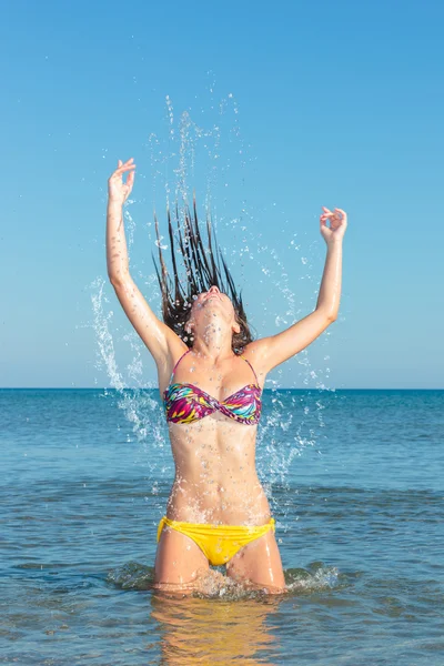 泼水在海洋中的美女模型 — 图库照片