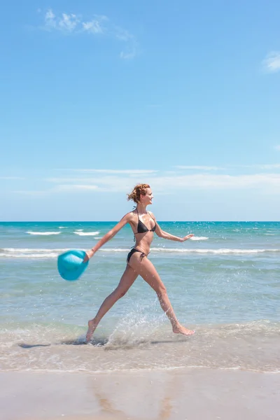 Vrouw met hoed op het strand — Stockfoto