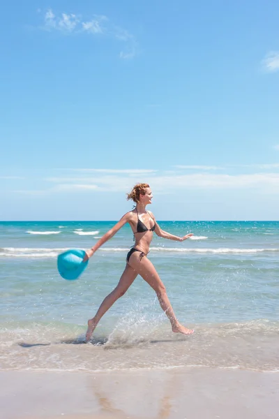 Frau mit Hut am Strand — Stockfoto