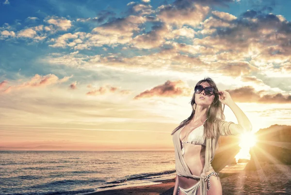 Portrait of a beautiful woman  on the beach — Stock Photo, Image