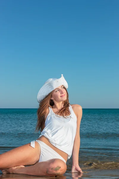 Mulher na praia — Fotografia de Stock