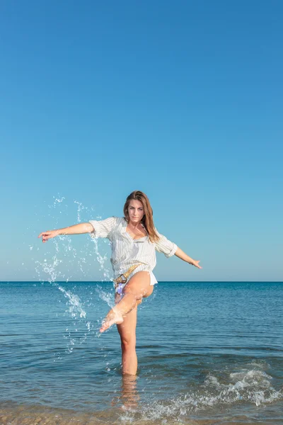 Mulher na praia — Fotografia de Stock