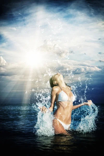 Mulher bonita salta do mar grande respingo — Fotografia de Stock