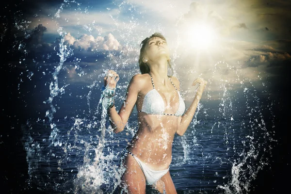 Piękna kobieta wyskakuje z morza duży splash — Zdjęcie stockowe