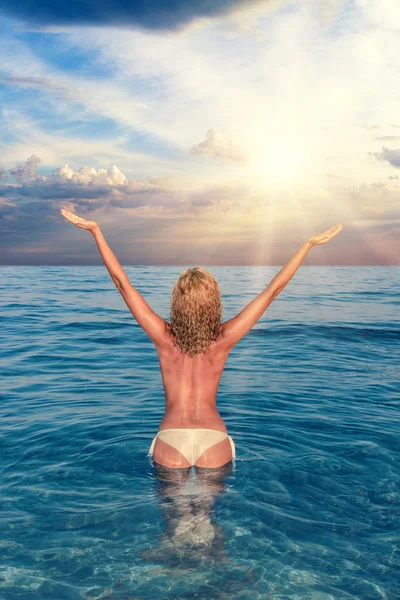 Sexy young woman  topless posing on the beach — Stock Photo, Image