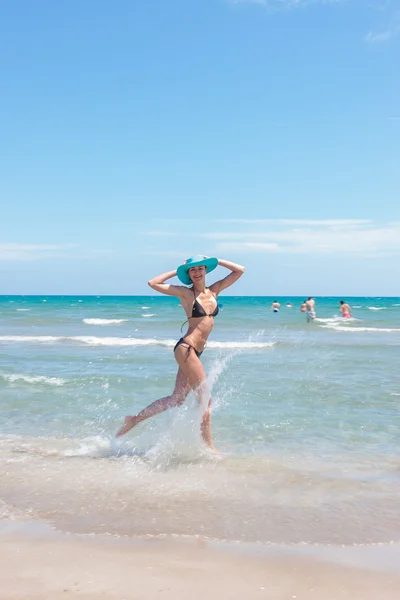 Mujer en sombrero en la playa — Foto de Stock