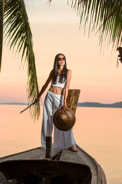 Mooie vrouw op het strand. — Stockfoto