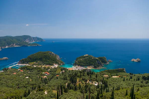 La bahía de Paleokastritsa en Corfú — Foto de Stock