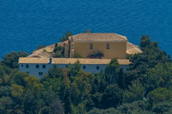 Luchtfoto van het klooster in paleokastritsa, corfu — Stockfoto