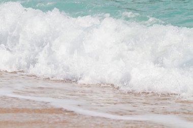 Sahilde deniz dalga yumuşak