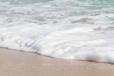 Sahilde deniz dalga yumuşak