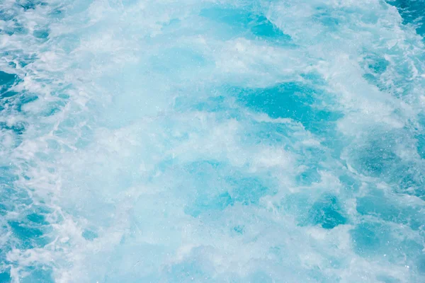 Aufwachen in blauem, klarem Wasser — Stockfoto