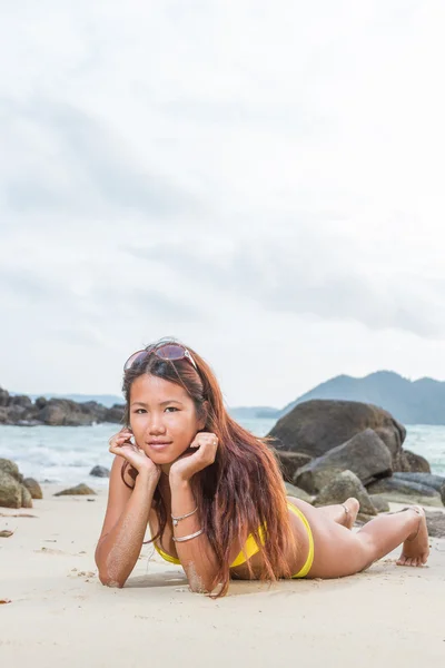 Modelo asiático en la playa —  Fotos de Stock