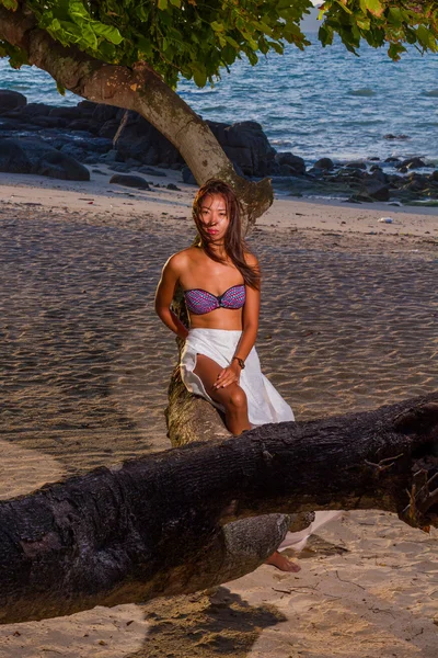 Pózol a tengerparton, gyönyörű ázsiai modell — Stock Fotó