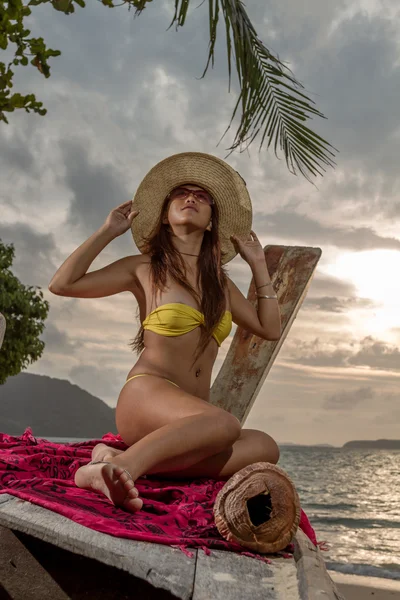 Aziatische model op het strand — Stockfoto