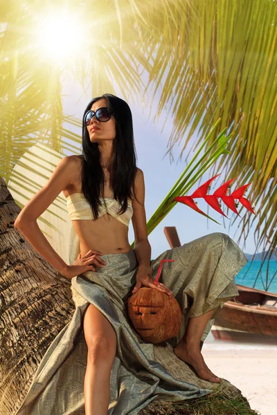 Asian girl leaning on the coconut tree — Stock Photo, Image