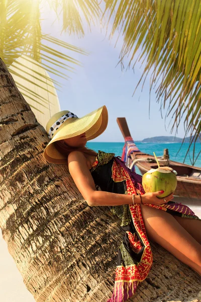 Ragazza asiatica appoggiata sull'albero di cocco — Foto Stock