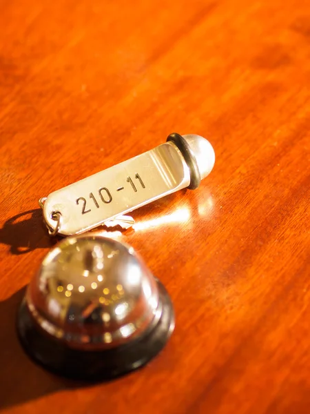 Cloche de l'hôtel et clé sur le bureau — Photo