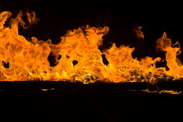 Flammande lågor på svart bakgrund — Stockfoto