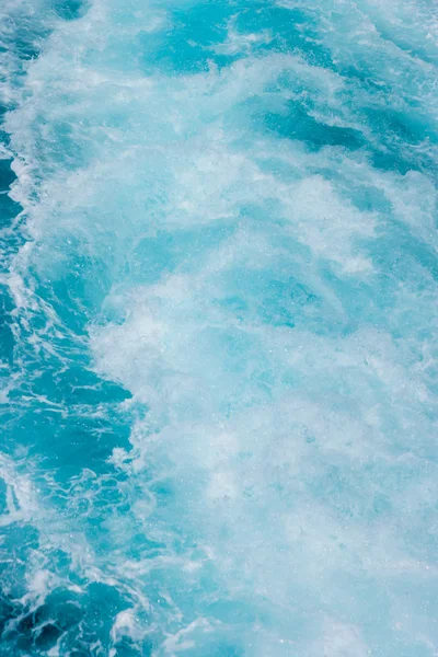 Wake in blue clear waters — Stock Photo, Image