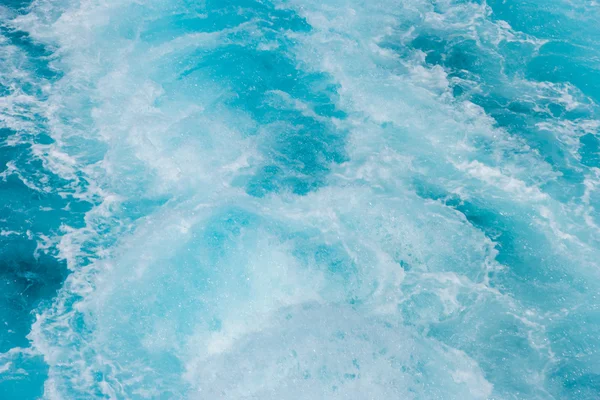 Sveglia in acque cristalline blu — Foto Stock