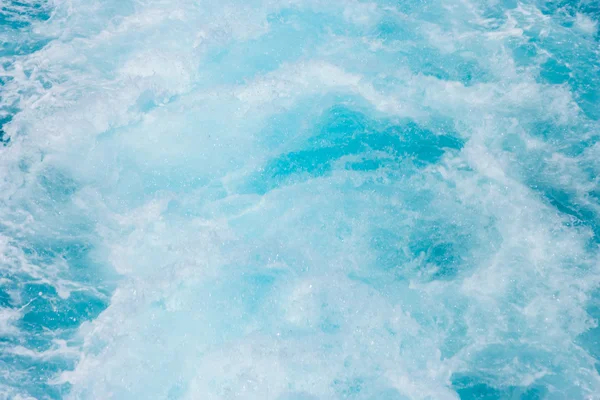 Aufwachen in blauem, klarem Wasser — Stockfoto