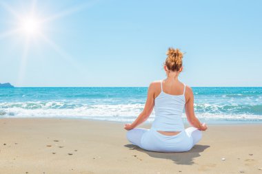 deniz kıyısı kadın pratik yoga