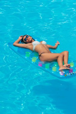 bir kızın rahatlatıcı bir yüzme havuzunda