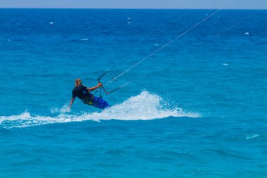 Turkuaz denizde genç kiter